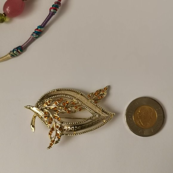 STUNNING Vintage Signed Coro Rhinestone And Beaded Gold Tone Leaf Brooch - Picture 6 of 6